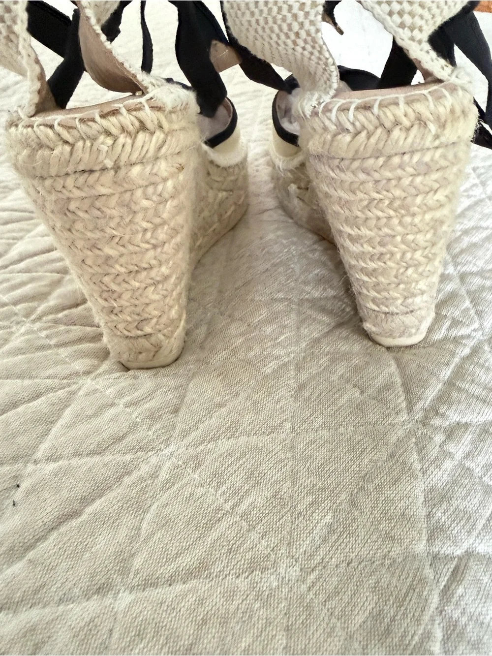 NWOB Viscata Espadrille 4” Wedge Heel Beige w/Black Trim Size 6.5 (US) 37 EU)